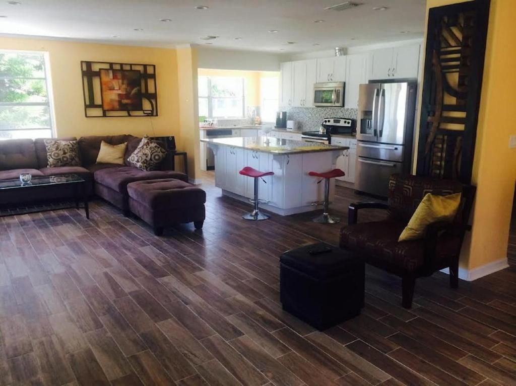 קלירווטר ביץ' Spacious Beach House Unit,Beautifully Furnished 2 Bed 2Bath./2Min.Walk To Beach מראה חיצוני תמונה